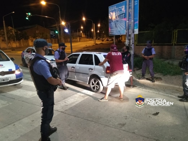 Demoran dos hombres con un televisor robado en su poder y secuestran un vehículo