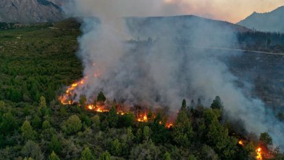 El incendio en El Bolsón causó "grave" daño ambiental y llegó a Chubut