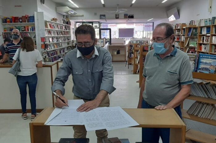 Firman convenio para el aporte de material bibliográfico