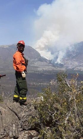 Brigadistas del Parque Nacional Lanín combaten en el incendio en El Bolsón