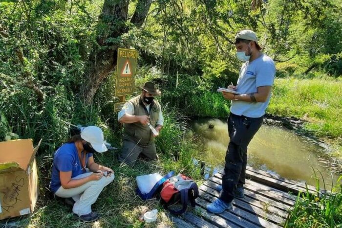 Muestreo para analizar el agua de las termas de Lahuen Có