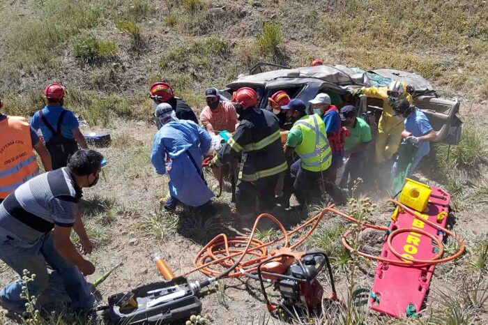 Milagro: se desbarrancaron mas de 50 mts. y fueron rescatados por los Bomberos