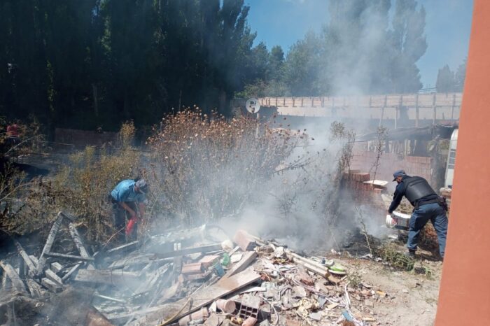 Personal policial y vecinos evitaron que un incendio se propague
