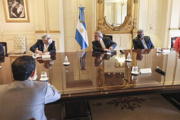 El presidente se reunió con empresarios y gremialistas del sector del transporte de cargas
