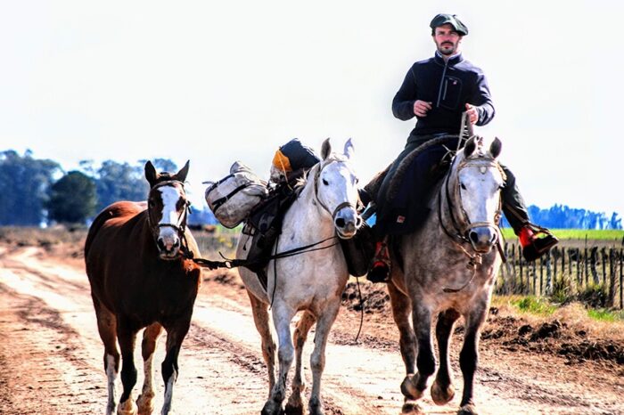 Emprendió un viaje de 9.000 kilómetros a caballo para conocer a fondo el país
