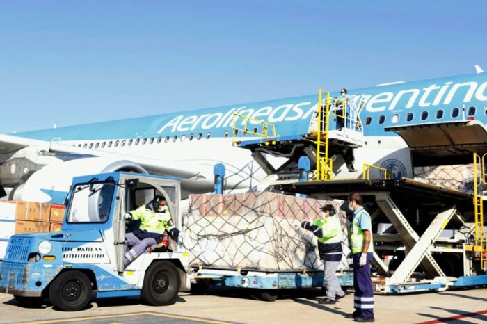 Llega desde Beijing el vuelo que trae un millón de dosis de la vacuna Sinopharm
