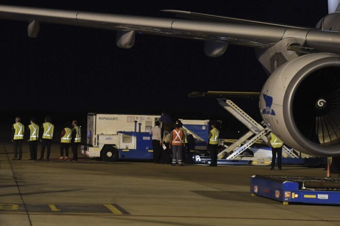 Llegó al país el vuelo con las 904 mil vacunas desde China
