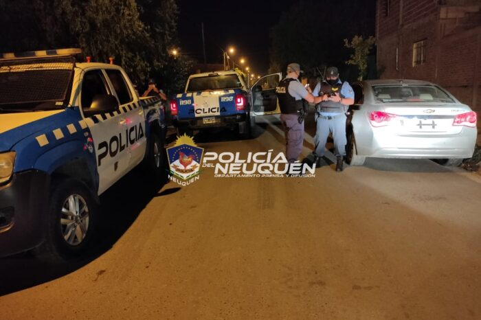 Personal policial de la Cía. 16 y 21 secuestraron un automóvil y demoraron a dos sujetos