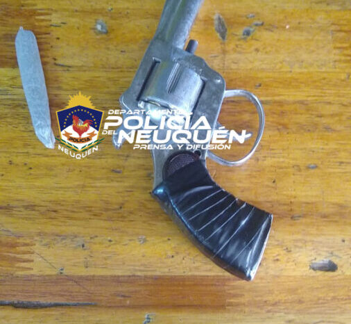 Joven demorado por atacar a otro con un arma de fuego y una faca
