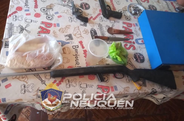 Secuestran armas de fuego, bebidas alcohólicas y un demorado en un allanamiento