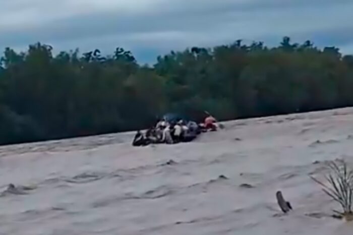 Buscan a niños y adultos desaparecidos en un gomón que se averió cruzando el río Bermejo