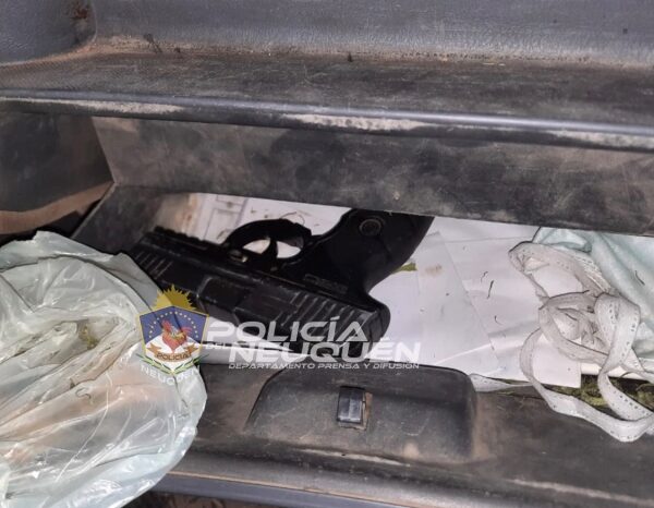 Demoran a dos sujetos con un arma de fuego en su poder