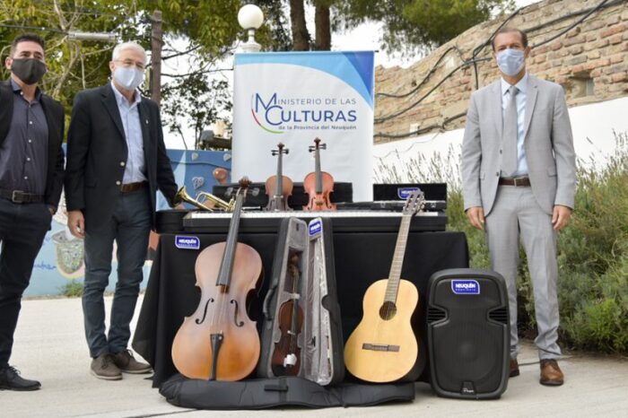 Entregan instrumentos para la creación de una nueva orquesta en San Patricio del Chañar