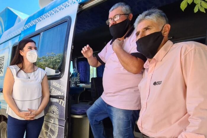 La ministra Merlo visitó el Registro Civil Móvil