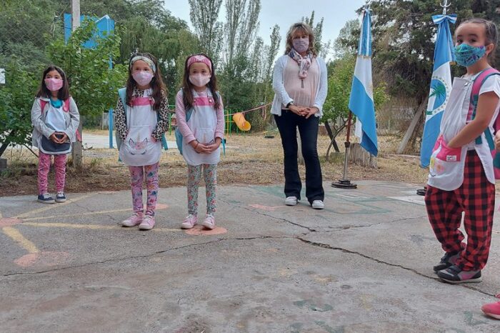 Emotivo inicio del ciclo lectivo en la escuela primaria N°267 de Arroyito