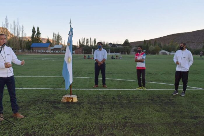 Gutiérrez inauguró el césped sintético en Varvarco – Invernada Vieja