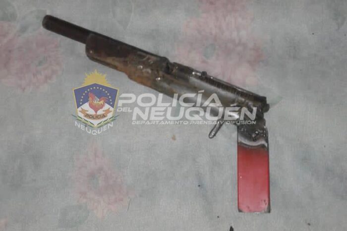 Demorados con una "Tumbera", un arma de fuego y estupefacientes en su poder