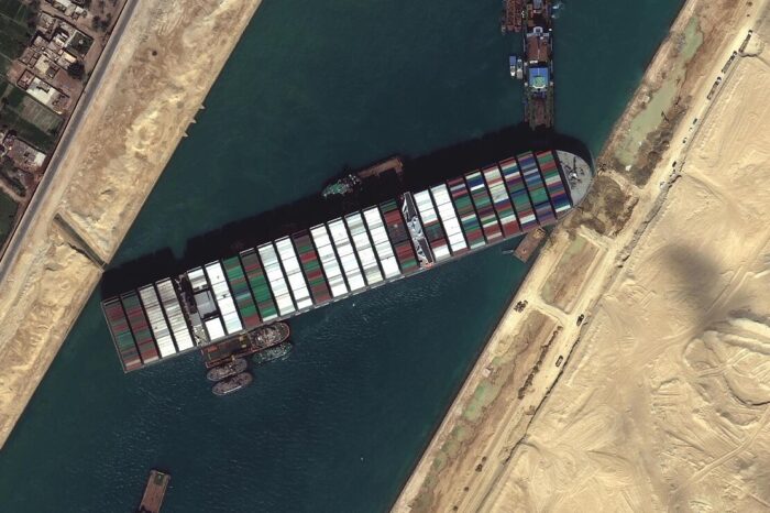Reflotaron parcialmente el barco que bloquea el Canal de Suez