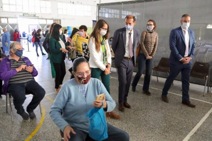 Gutiérrez y Gómez Alcorta visitaron el vacunatorio del Colegio Don Bosco