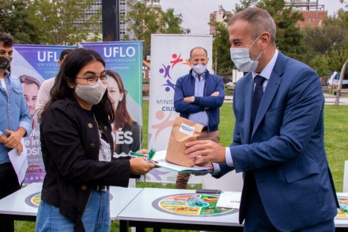 Otorgan becas a jóvenes de organizaciones sociales de la región