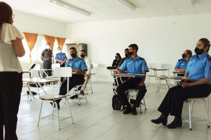 Capacitan sobre violencia de género a instructores de la policía provincial