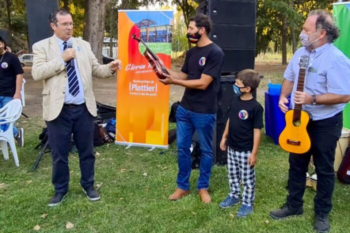 Nación y provincia entregaron instrumentos musicales a la Orquesta Folclórica Sonidos del Sol