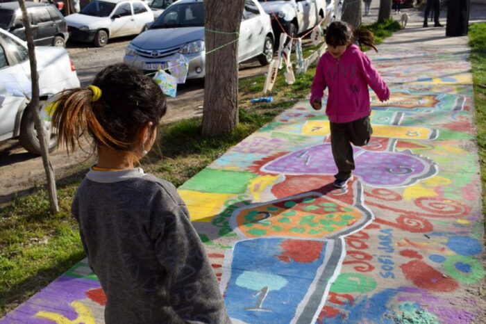 Una rayuela de niñas y adolescentes en el Mes de la Mujer
