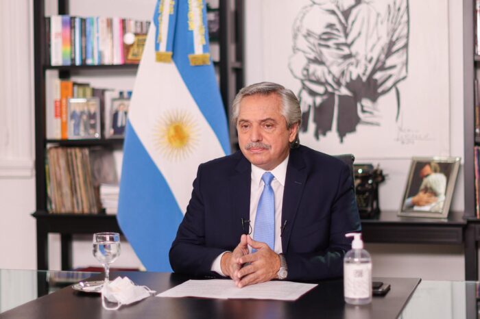 El Presidente anunció una ayuda de 15 mil pesos a beneficiarios de asignaciones