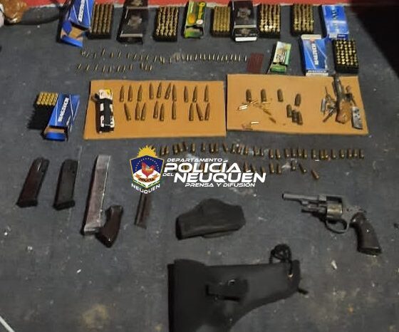 Cinco demorados y secuestran armas, municiones y estupefacientes en allanamientos