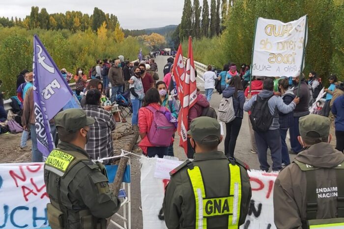 Personal de Salud corta varias rutas y complica el transito del turismo y vecinos