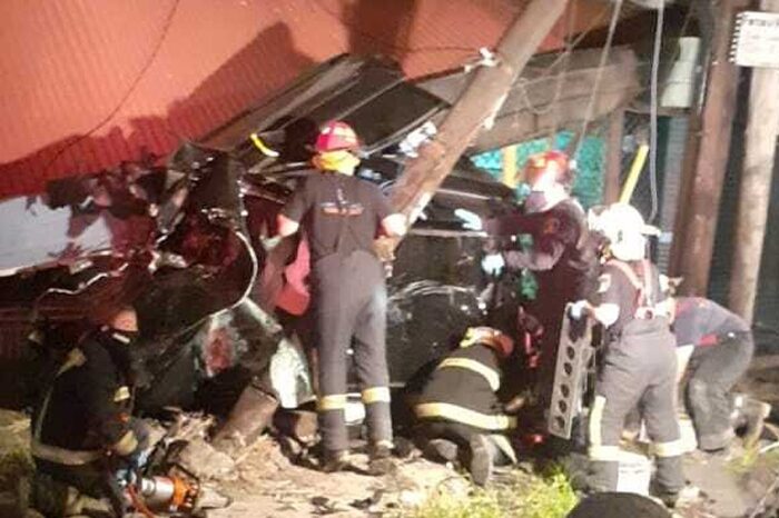 Dos hermanas murieron y otros tres jóvenes resultaron heridos tras un choque