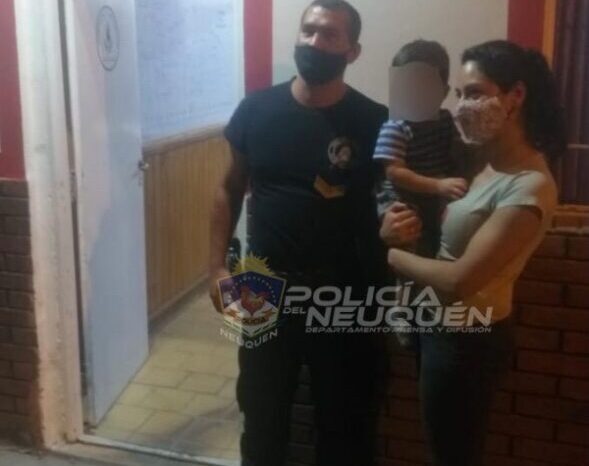 Bomberos de la Policía del Neuquén le salvaron la vida a un pequeño bebé