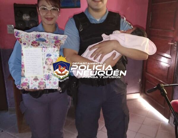 Policías visitaron a Sofía y a su madre a la que asistieron durante el parto