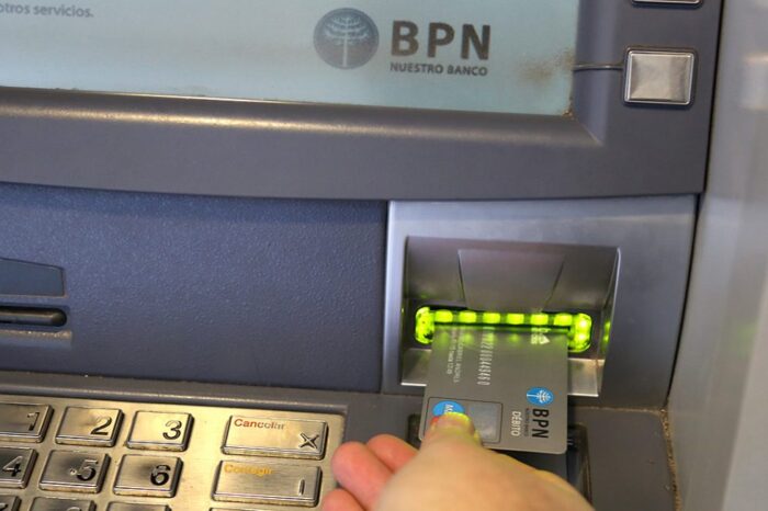 Comienza el pago de los haberes de abril a empleados del Estado provincial