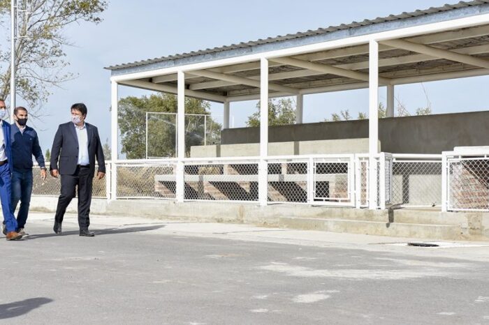 Gutiérrez recorrió la obra de la cancha de hockey base agua