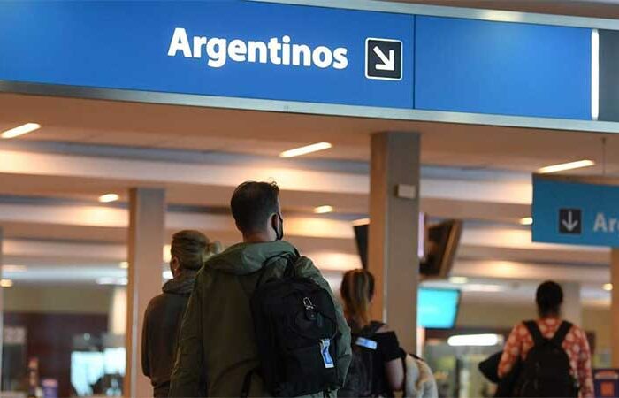 Segunda ola: cierre de fronteras, vuelos suspendidos y medidas sanitarias para viajeros
