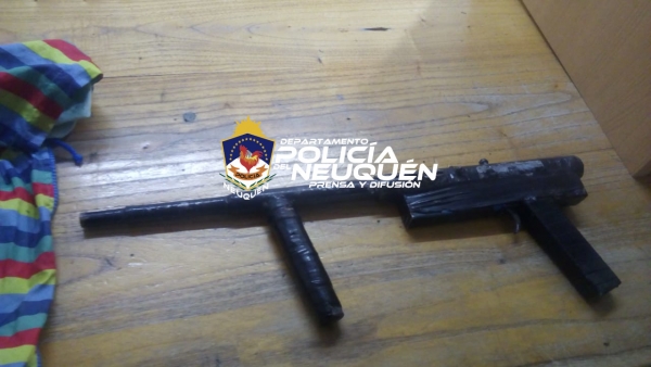 Cutral Có: Policía secuestra una Tumbera y son recibidos a pedradas por vecinos