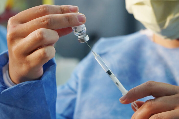 Llegaron 11.700 nuevas dosis de la vacuna AstraZeneca a Neuquén