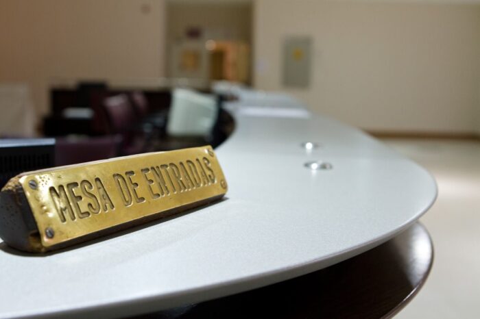 Educación como servicio público esencial