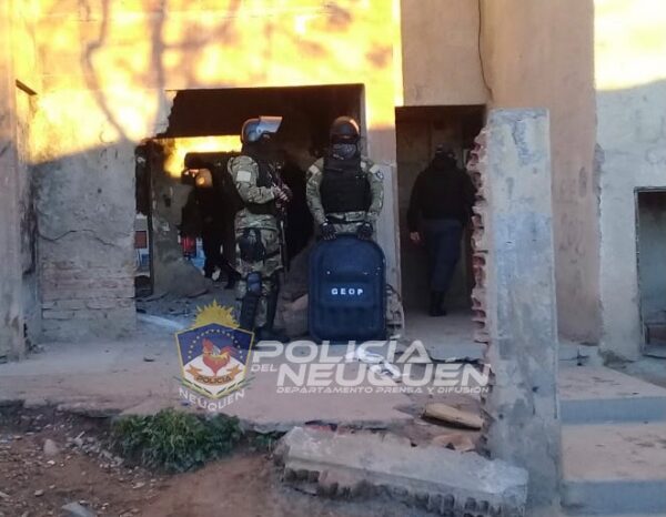 Allanamiento perimite secuestrar un arma de fuego y demoran a dos hombres en Cutral Có