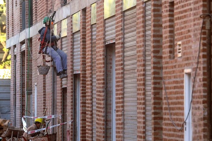 El Estado construirá y otorgará viviendas a mayores de 60 años