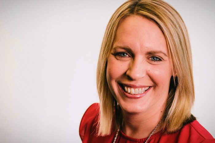 Conmoción en Inglaterra: murió una reconocida conductora de la BBC tras recibir la vacuna de AstraZeneca