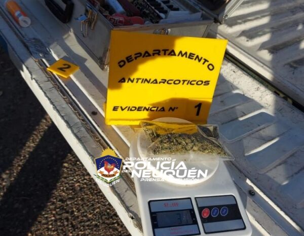Demoran a un sujeto que transportaba entre sus ropas Clorhidrato de Cocaina y Cannabis Sativa