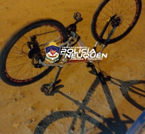 Un menor circulaba en una bicicleta robada, infringiendo el horario de circulación