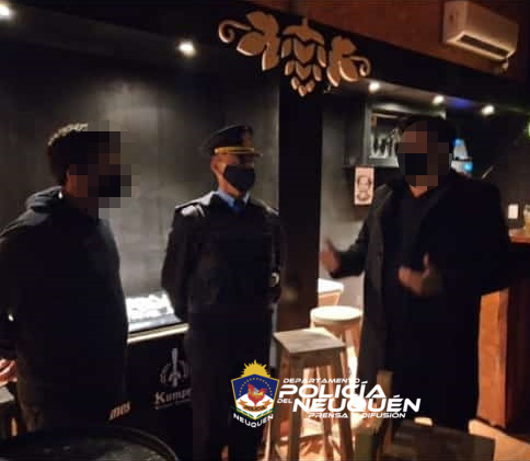 Personal Policial clausuró una cervecería y notifican al propietario y allí presentes de la transgresión del Art. 205