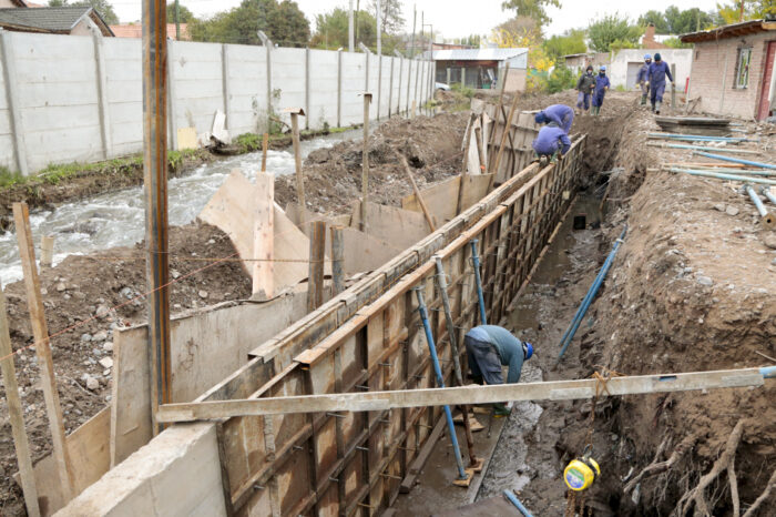 Gutiérrez supervisó avances en la obra del arroyo Durán