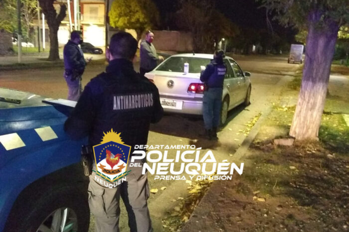 Secuestran un vehículo y estupefacientes en su interior
