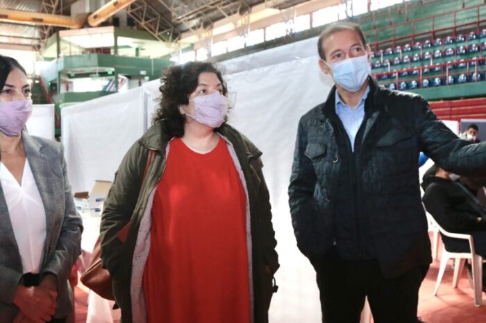 Gutiérrez y Vizzotti monitorearon la vacunación en el Ruca Che