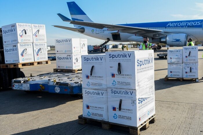 Llega por Aerolíneas Argentinas el primer lote del principio activo para la fabricación de vacunas