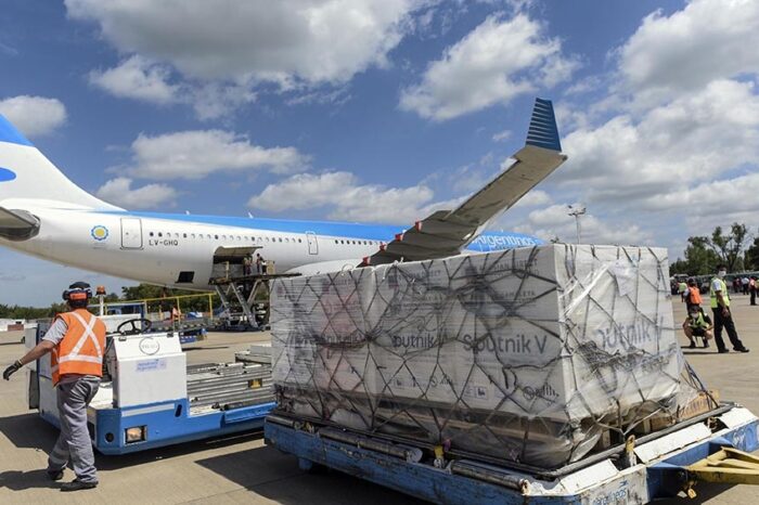 Llega de Moscú el vuelo que trae el reactivo para fabricar la Sputnik y más dosis de esa vacuna
